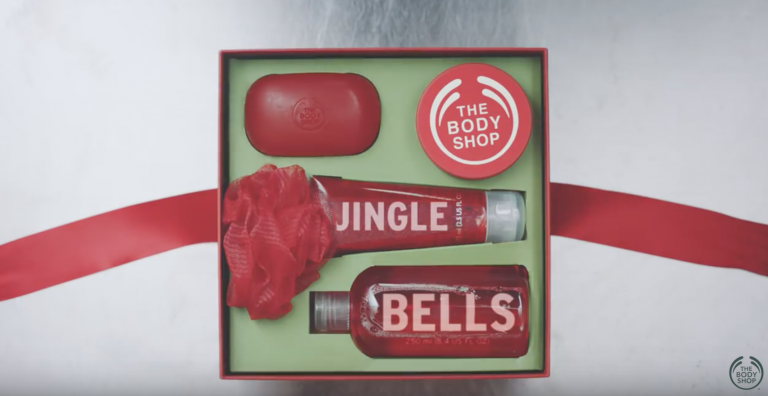 The Body Shop propose un coffret Jingle Bells pour noël qui permet d'offrir de l'eau potable à une famille en éthiopie