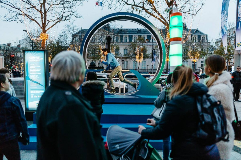 Des dispositifs ludiques sont installés tout au long de la plus belle avenue du monde et invitent les passant à contribuer à l'illumination des Champs Elysées