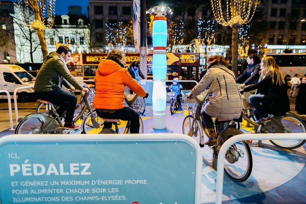 balancelle, vélos, tapis roulants et balançoire permettent à chacun de donner un peu de son énergie pour illuminer les Champs Elysées