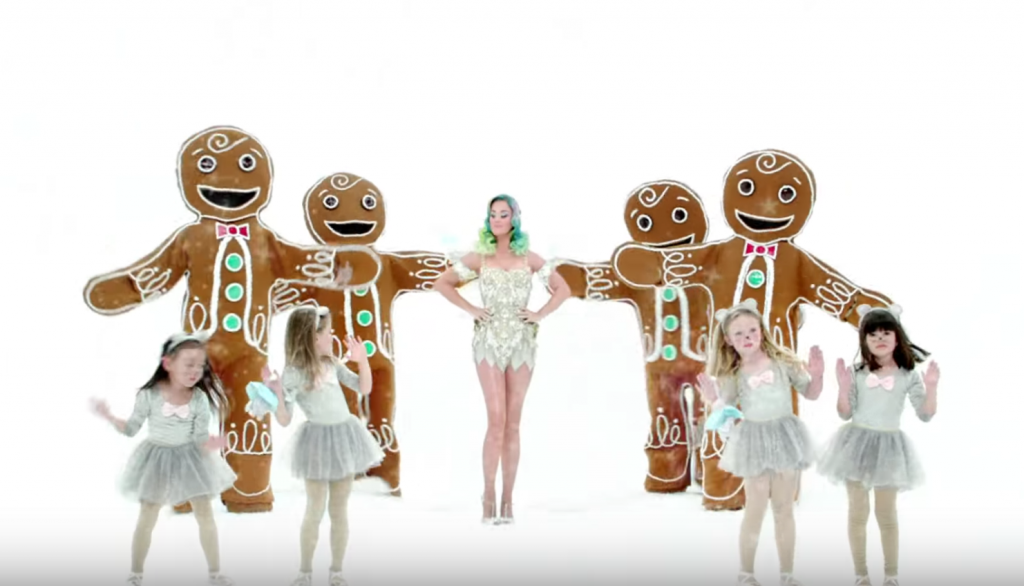 Katy Perry entourée de pains d'épices géant dévoile la collection de noël de H&M
