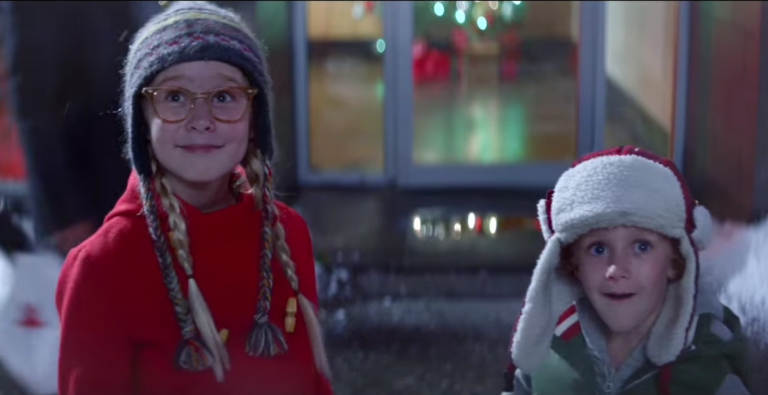 Pour son spot de Noël, Macy's met en scène l'épopée magique de deux enfants qui distribuent le bonheur autour d'eux 