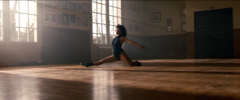 Florence Foresti offre un numéro de danse façon Flashdance pour annoncer les César 2016