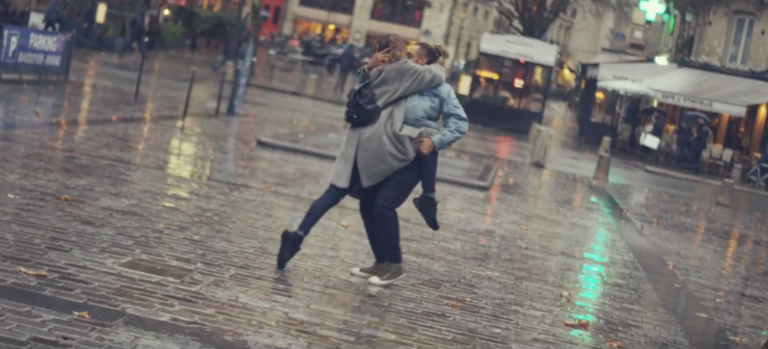 Paris is Kissing est une vidéo qui montre des danseurs en train de danser en s'embrassant