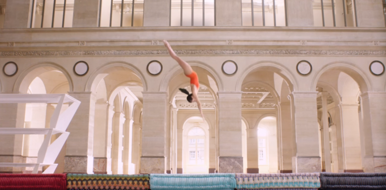 Roche Bobois met en scène de pétillantes jeunes femmes pour dévoiler sa nouvelle signature 