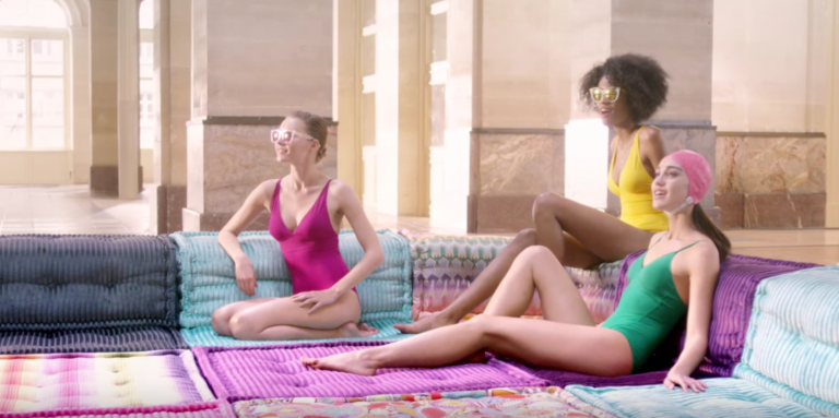 Maillots de bain, plongeoir, lunettes, BETC recréé l'univers de la piscine pour Roche Bobois