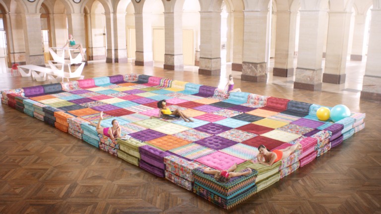 Une piscine géante faite de coussins du canapé Mah Jong Roche Bobois