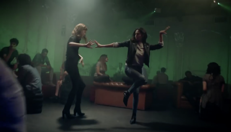 Sur A Wicked Ones de Dorothy, Levi's montre qu'elle accompagne les grands moments des jeunes