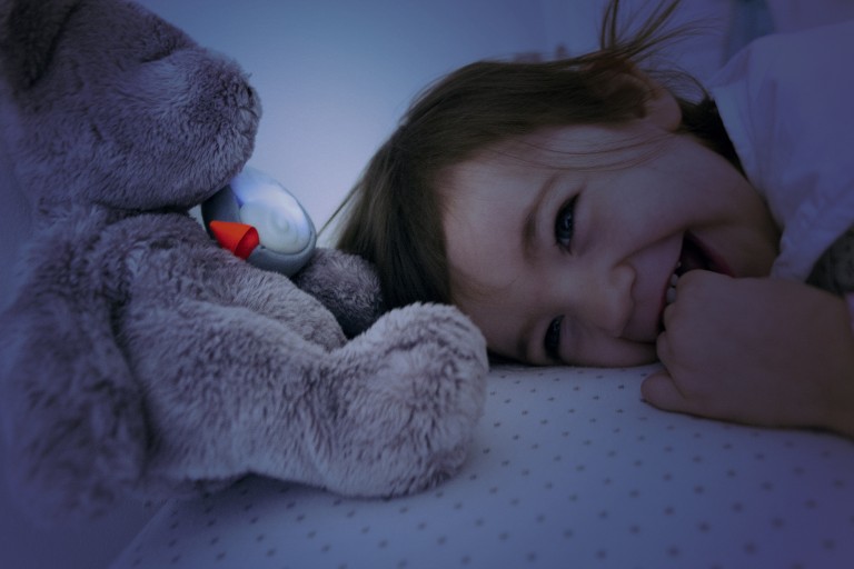 Plus qu'un retrouve doudou, la chouette Oliba accompagne les enfants au couché en faisant office de veilleuse et de berceuse