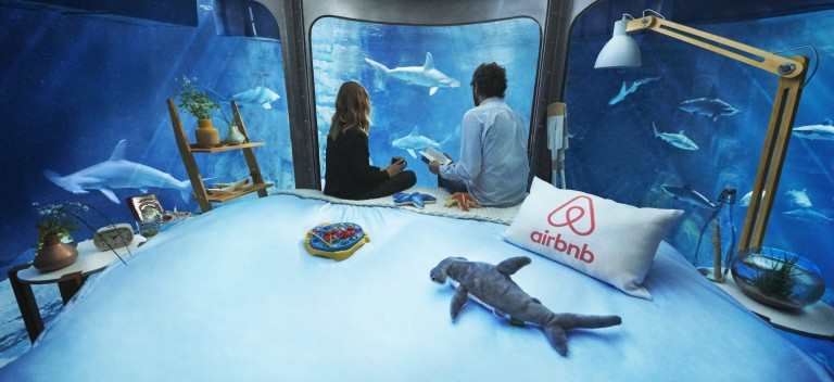 Airbnb vous propose un nuit insolite dans une chambre sur-mesure en plein milieu de l'antre de 35 requins