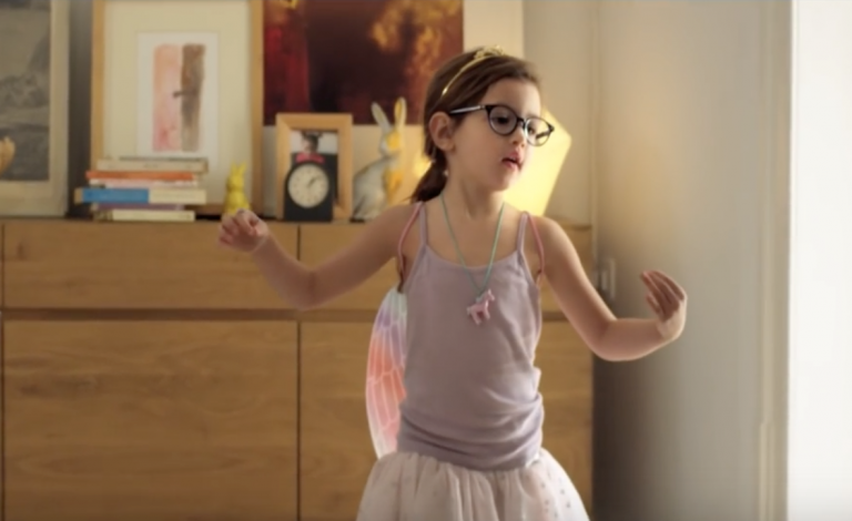 Krys célèbre ses 50 ans avec un film émouvant qui retrace les grands moment d'une vie