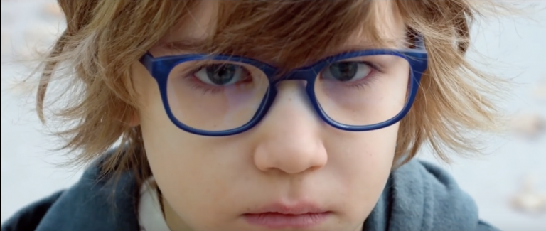 Du pays des princesse, à l'hostilité, en passant par la découverte de l'anatomie ou le premier baiser, les opticiens Krys accompagnent les grandes étapes de la vie des français depuis 50 ans