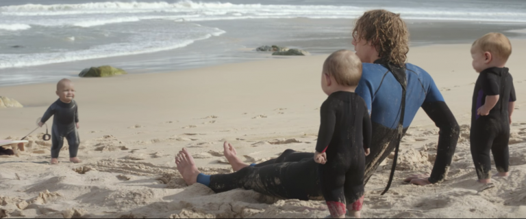 Dans ce nouvel opus Live Young, un surfeur se réveille sur la plage des Evian Baby, mini surfeurs qui n'ont pas peur des vagues