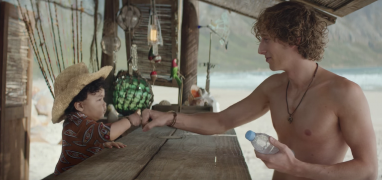 Une telle agilité dans l'eau à cet âge ne peut être dû qu'à l'eau d'Evian, seule boisson proposée au bar de la plage