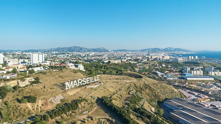 A l'occasion de la sortie de sa nouvelle série Marseille, Netflix a fait appel à l'agence Ubi Bene pour l'installation d'un panneau géant sur les hauteurs