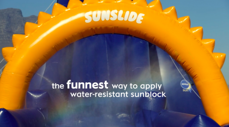 SunSlide : un toboggan gonflable qui amuse les enfants tout en les protégeant du soleil 