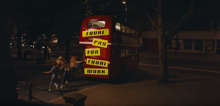 dans ce clip version 2016 les filles et femmes du monde entier affiche leur revendication