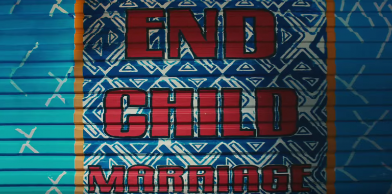 de l'Inde au Nigeria en passant par le Royaume Unis, des femmes chantent et dansent sur le tube des Spice Girls aux milieu de messages forts