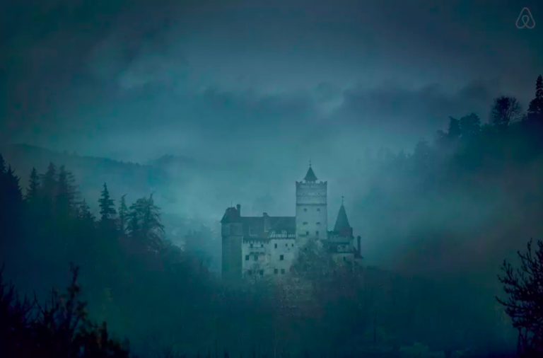Pour Halloween, Airbnb et Ubi Bene invite deux gagnants à vivre une nuit unique dans la chateau de Dracula en Transylvanie