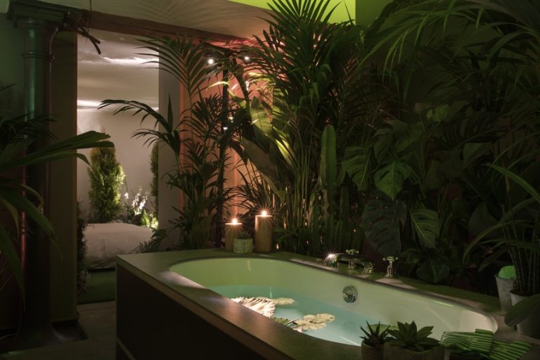 la salle de bain, conçue tel un lagon tropical par Pantone pour Airbnb