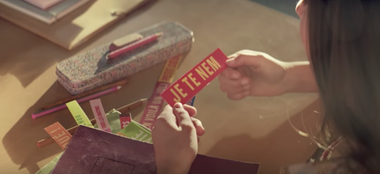 Le jeune garçon choisi ses produits Monoprix avec précision pour déclarer sa flamme à la fille qu'il aime