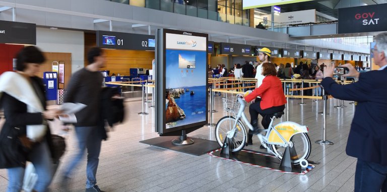 C’est à l’aéroport que les Luxembourgeois peuvent venir découvrir les paysages de l’Algarve via un dispositif quasiment similaire puisqu’un vélo est aussi installé face au caisson publicitaire jusqu'au 21 novembre