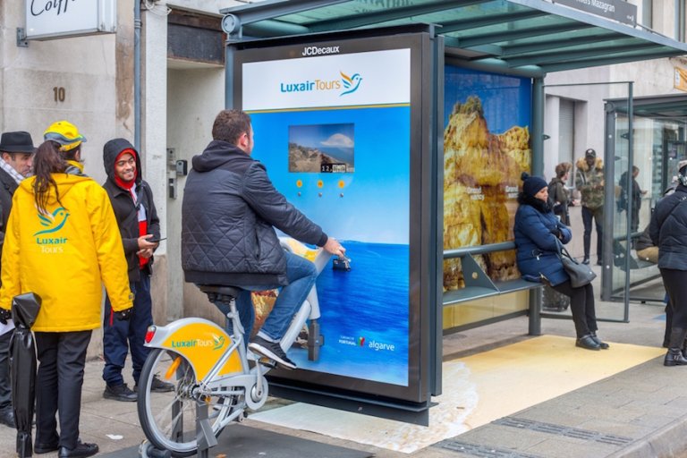 Pour les Nancéens, JCDecaux Live a intégré un vélo directement dans le caisson publicitaire d’un abribus situé au 4 rue Raymond Poincaré pour une immersion totale.