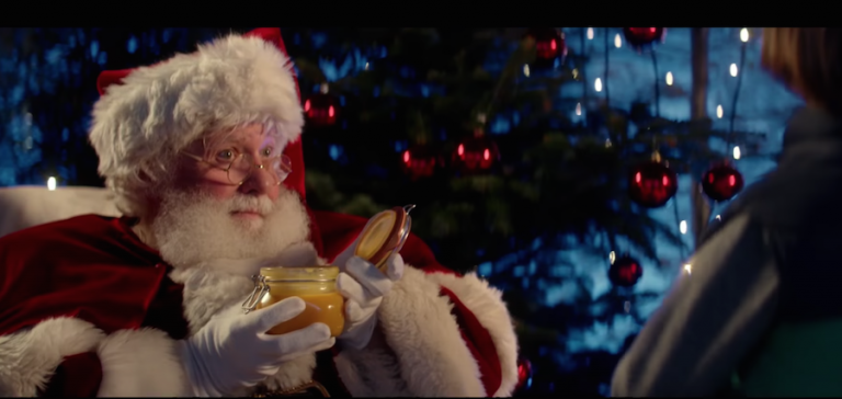 Tous les jours, le petit garçon et sa soeur lui apportent des petits plats préparés à partir de produits frais intermarché