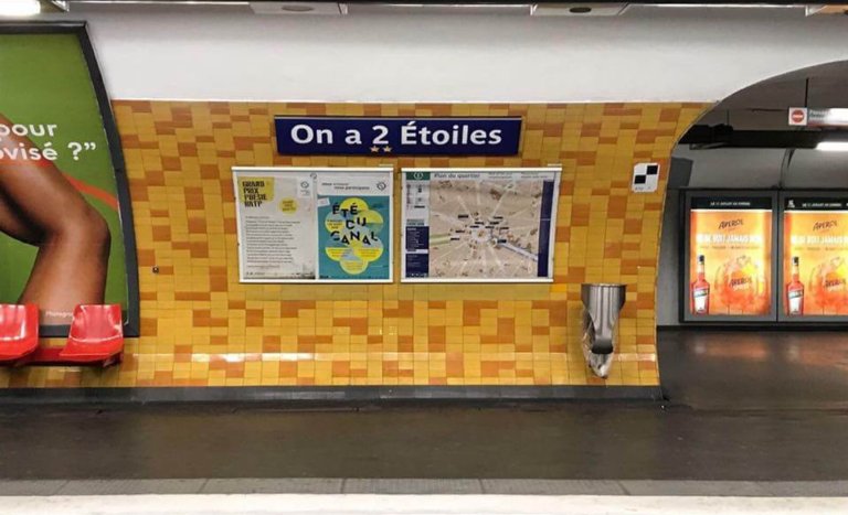 La station Charles de Gaulle-Etoile transformée en "On a 2 Etoiles".