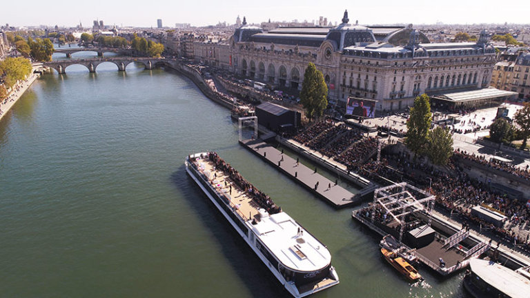 un podium flottant de 60m de long va être installé au Port de Solférino sur la Seine par Ubi Bene pour l'Oréal Paris