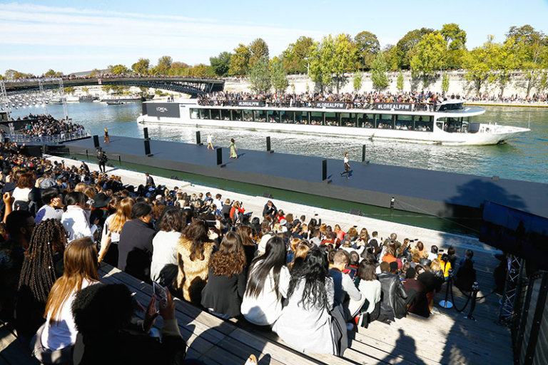 Depuis les quais, le public a pu assisté à un défilé exceptionnel avec L'Oréal Paris