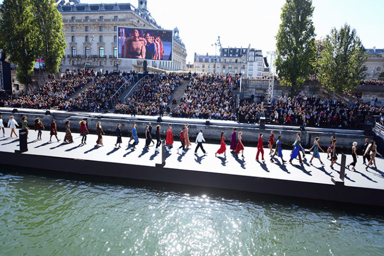les plus célèbres porte-paroles L’Oréal Paris ont défilé sur la Seine pour la Fashion Week