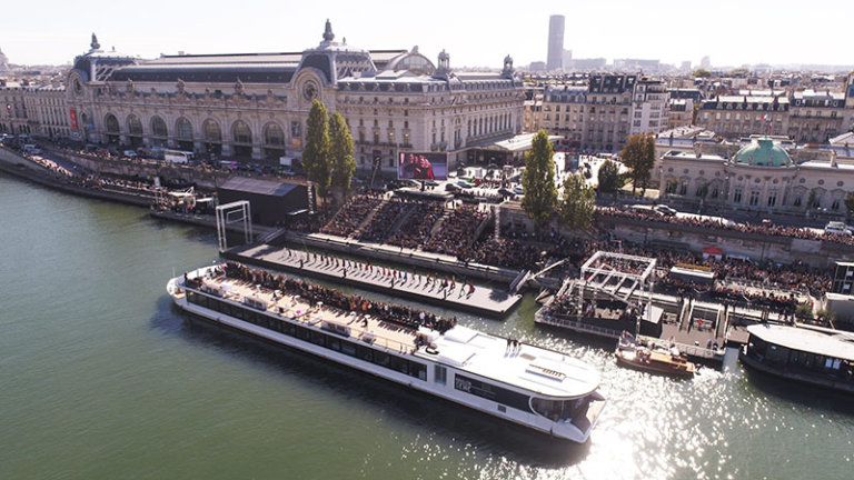 Les VIP ont pu admirer le show l'Oréal Paris depuis le pont supérieur d’un bateau positionné le long du catwalk.