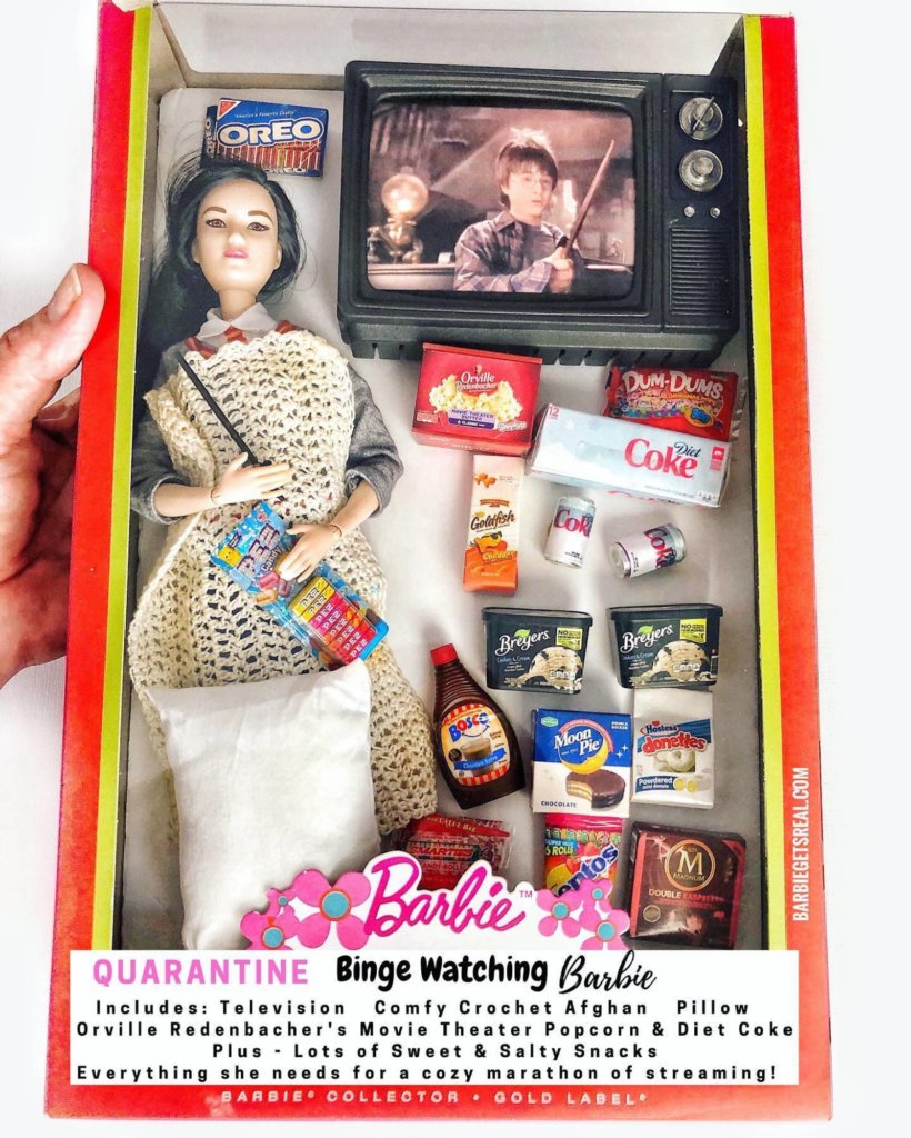 La barbie qui regarde la TV toute la journée