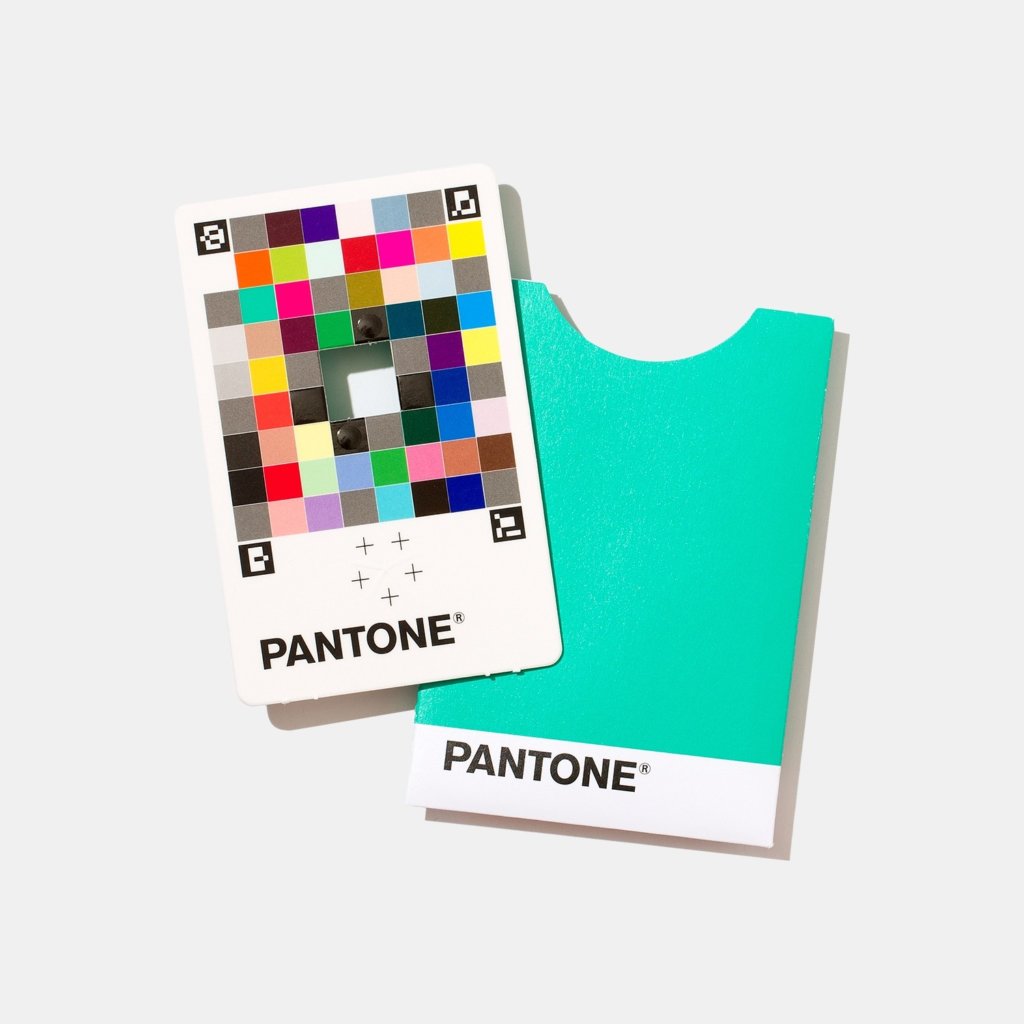 une carte aussi petite qu'une carte bleue pour trouver la couleur Pantone