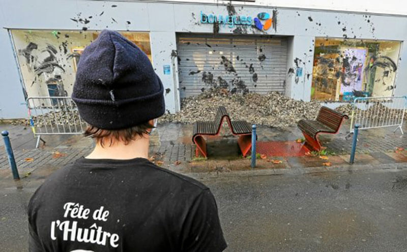 Les ostréiculteurs en colère se sont rendu devant une vitrine à Lorient, pour déverser des coquilles d’huîtres devant la boutique et jeter des algues.