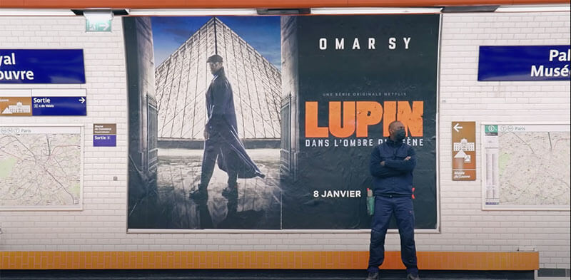 Ni vu, ni connu, ni reconnu, il a eu le temps de coller l'affiche promotionnelle de la série à la station Palais-Royal – Musée du Louvre et même de se faire aider sans que personne ne le remarque vraiment. 