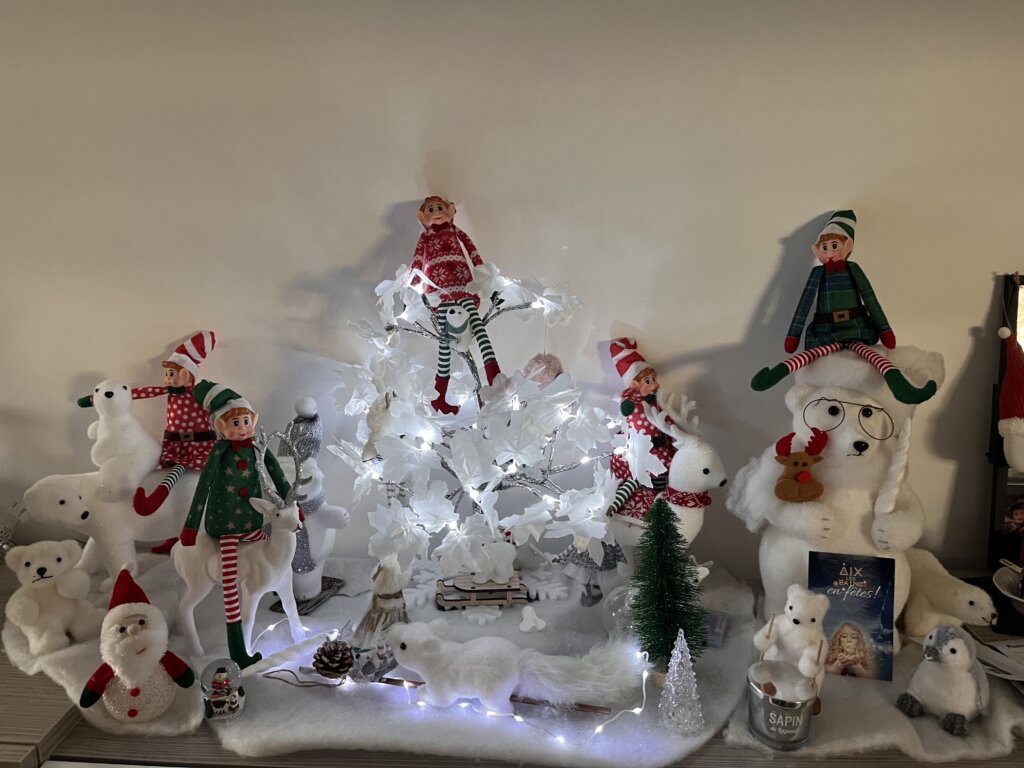  Immobiles le jour lorsque les enfants sont réveillés, les lutins farceurs prennent donc vie la nuit et se font un malin plaisir de faire des bêtises,